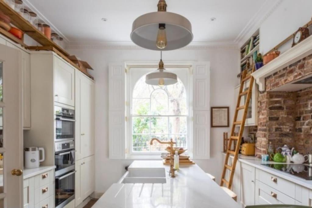 Gorgeous Grade Ii Listed Georgian House - Leafy Square Views - Casa vacanze Londra